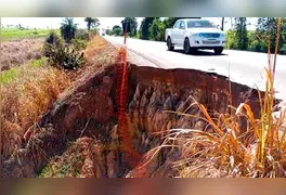 Detalhe da cratera que já consome um quarto de uma das faixas da pista, forçando caminhões e ônibus a invadirem a contramão para desviar do buraco.