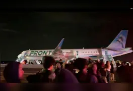 Aeronave da Frontier Airlines permaneceu na pista com danos visíveis após colisão fatal e princípio de incêndio no motor direito.
