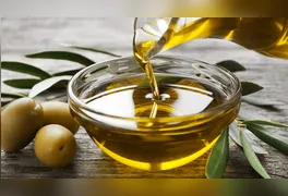 Técnicos de laboratório realizam análises físico-químicas e cromatográficas para atestar a pureza de óleos vegetais e detectar adulterações.