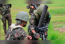 Militares da Força de Prontidão realizam infiltração fluvial durante fase tática no sudoeste paraense.