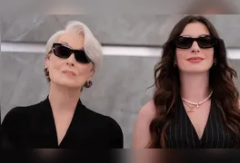A sequência atual, dirigida por David Frankel, mostra Miranda Priestly enfrentando o declínio das revistas impressas e tentando salvar a Runway em um mercado digital.