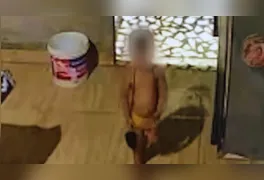 Imagens de monitoramento registraram o momento do acidente doméstico em Parauapebas; menino sofreu queimaduras graves na região do pescoço.