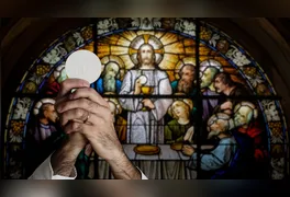 Solenidade professa publicamente a fé na Eucaristia e é marcada pela tradicional confecção de tapetes decorativos nas ruas.