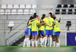 Além do revés por 1 a 0 no Castelão, Seleção Feminina sofre apagão disciplinar na reta final e tem quatro jogadoras e o técnico Arthur Elias expulsos.