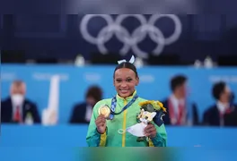 Após período sabático para cuidar da saúde física e mental, campeã olímpica volta aos tablado no salto e ajuda Seleção Brasileira a garantir o pódio por equipes