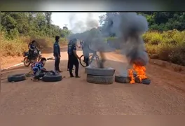 Manifestantes da Aldeia Trocará bloqueiam a Rodovia Transcametá por descumprimento de acordos e cobram melhorias na infraestrutura das vias.