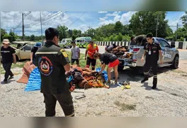 Acidente com monges tailandeses deixa rastro de destruição em rodovia do país asiático hoje (02/07).