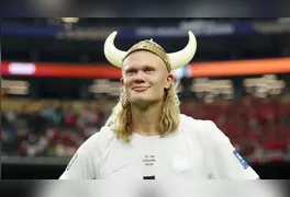 Cardápio do artilheiro da Copa do Mundo inclui leite cru e vísceras; especialistas alertam para riscos de copiar hábitos do atacante norueguês.