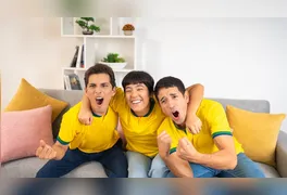 Comemorações intensas e repetitivas podem causar rouquidão crônica e machucar a laringe; médicos dão dicas de como proteger a voz.