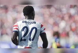 RBFA contesta anulação de suspensão do goleador Folarin Balogun na véspera do confronto decisivo pelas oitavas de final do Mundial.