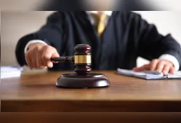 Decisão aponta indícios de que o ex-vice-prefeito contratou pistoleiros para executar o titular do cargo em 2017; outros seis suspeitos foram impronunciados.