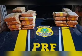 Droga estava escondida em um carro abordado durante fiscalização em Novo Repartimento; dois suspeitos foram presos.