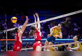 Ponteira Ana Cristina brilha com 26 pontos em vitória por 3 sets a 1 no Japão; próximo desafio é contra a Tailândia.