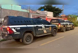 Laudo balístico ligou arma de casal à morte de jovens; mãe de uma das presas e homem que fornecia munições estão foragidos.