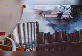 Residência de madeira no sul do Pará foi completamente destruída pelas chamas; vizinhos ajudaram no resgate após ação rápida de irmão mais velho.