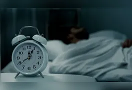 Para quem mantém uma rotina diurna, o intervalo ideal fica no início da tarde, ajudando a revigorar o corpo sem prejudicar o sono noturno.