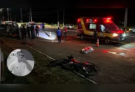 Motociclista colidiu com carro de passeio ao tentar atravessar o canteiro central em trecho com iluminação prejudicada.