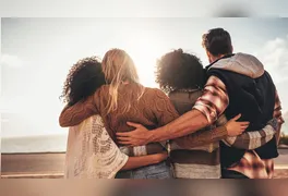 Comemorada em 20 de julho, a data inspira trocas de carinho no WhatsApp e nas redes sociais para fortalecer laços de afeto.,