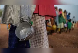 Relatório do SOFI 2026 indica queda global, mas alerta para altos custos e disparidades críticas na África.