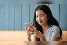 O hábito constante de inclinar a cabeça para checar o celular está redesenhando a saúde física