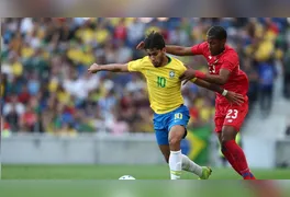 Técnico Carlo Ancelotti orienta jogadores durante atividade tática na Granja Comary; treinador busca ajustes na defesa para suprir desfalques na zaga.