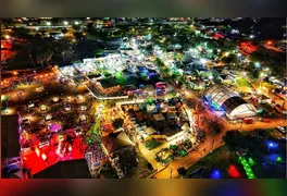 Arena principal do Parque de Exposições preparada para receber o público na abertura do evento, que conta com leilões de elite, rodeio e shows de projeção nacional.