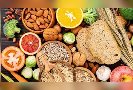 Especialistas alertam para os riscos dos ultraprocessados, que aumentam as doenças inflamatórias, e apontam opções simples para equilibrar a microbiota.