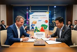 Autoridades do Ministério das Comunicações, executivos dos Correios e representantes do AliExpress formalizam o acordo de cooperação logística durante missão oficial na China.