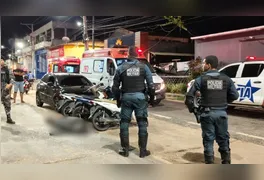 Suspeito armado anunciou o roubo, foi baleado e morreu no local; outras três pessoas foram atingidas pelos disparos durante a ação.