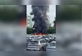 Equipes do Corpo de Bombeiros trabalham no pátio de estacionamento no Recreio dos Bandeirantes onde um dos helicópteros caiu e atingiu carros elétricos.