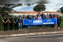 Durante a mobilização, foram distribuídos panfletos informativos sobre o TEA