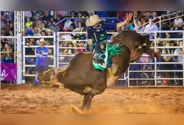 Rodeio profissional é um dos atrativos da festa