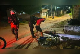 A perseguição encerrou-se apenas quando o condutor perdeu o equilíbrio e caiu da motocicleta.