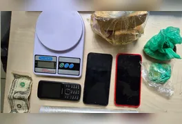 Ação do 13º Batalhão no bairro Palmares resultou na apreensão de carga ilícita, balança e celulares; comparsa conseguiu escapar.