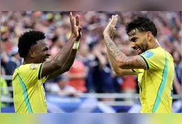 Jogadores da Seleção Brasileira celebram a liderança invicta do Grupo C; equipe foca na preparação para o duelo decisivo contra o Japão em Houston.