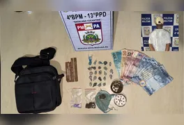 Porções de crack, maconha, comprimidos e dinheiro em espécie apreendidos na bolsa do suspeito durante a revista policial.
