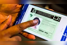 Motorista exibe CNH digital no celular; nova regra permite que condutor escolha formato do documento sem custos adicionais de renovação.
