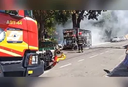Chamas intensas: Fogo consome rapidamente a estrutura do tradicional trailer de comidas típicas na Praça Duque de Caxias, na Marabá Pioneira.