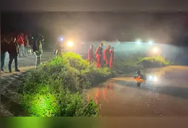 Equipes de resgate realizaram o esvaziamento do biodigestor coberto por lona em Araucária (PR).