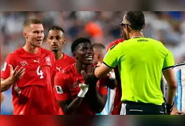 Breel Embolo deixa o gramado em lágrimas após receber o segundo cartão amarelo por simulação, deixando a Suíça com um jogador a menos em momento decisivo da partida.