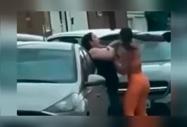 Registro de câmera de segurança que flagrou o momento em que a ré aplicou uma "gravata" na vítima durante discussão comercial em Taguatinga.