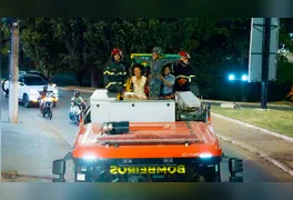 Desfile pela cidade em carro de bombeiros. Marabá recebe família Moreira com festa.