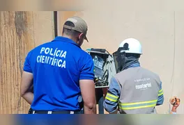Técnicos e peritos analisam fiação interna e medidores adulterados em comércio de Canaã dos Carajás durante operação.