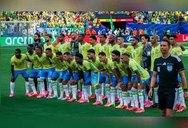 Jogadores da Seleção Brasileira perfilados cantam o hino nacional na estreia da Copa de 2026; execução foi ovacionada pelo público e aclamada pela imprensa internacional.