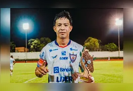 Kukri posa com a camisa do Águia de Marabá; jovem de 19 anos desfalca o time hoje para se apresentar ao Coritiba.