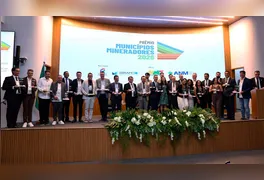 Prefeitos, representantes do Ministério de Minas e Energia e lideranças do IBRAM reúnem-se no palco do auditório do MME durante a entrega do Prêmio Municípios Mineradores 2026.
