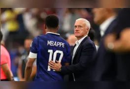 O técnico Didier Deschamps observa a partida com semblante sério à beira do gramado, lamentando o baixo rendimento da França e a eliminação na Copa do Mundo de 2026.