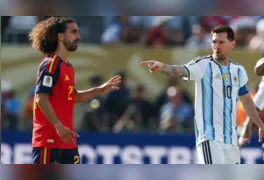 Lionel Messi, da Argentina, aponta para Marc Cucurella, da Espanha, em reclamação com o árbitro.