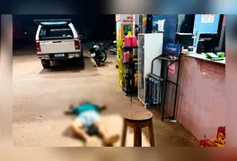 Movimentação policial e isolamento da área no pátio do posto de combustíveis no setor Atlanta, onde Ailton César foi morto na madrugada desta sexta-feira.
