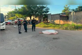 Investigadores da Divisão de Homicídios analisam o perímetro onde o autônomo Hugo Costa Vieira foi executado.